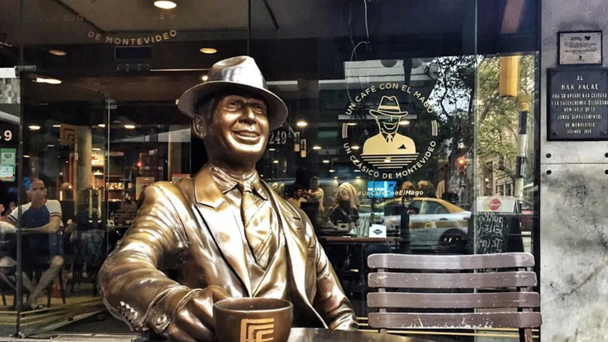 Monumento a Gardel En Bar Facal - Montevideo